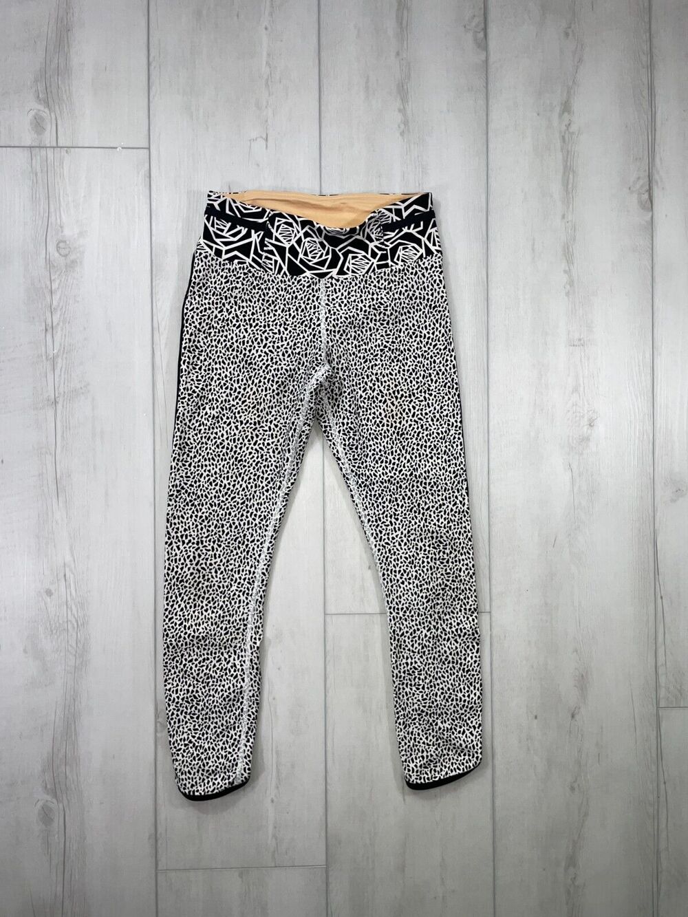 Lululemon Size 4 Real Quick Tight Yoga Leggings Mosaic White/ Black Cropped